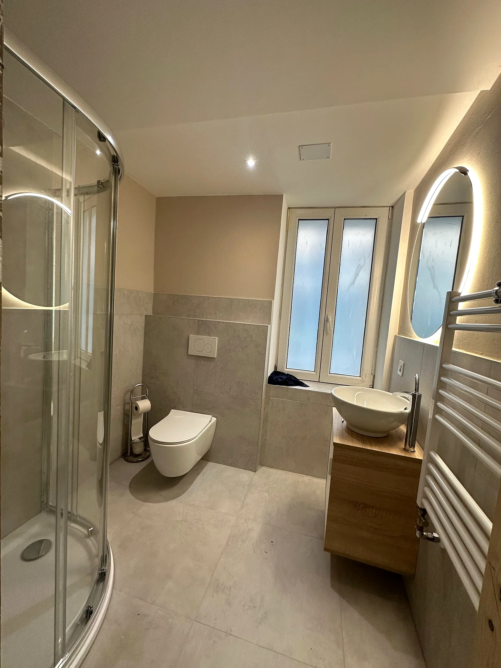 Bagno ristrutturato, con doccia, lavabo e rivestimenti